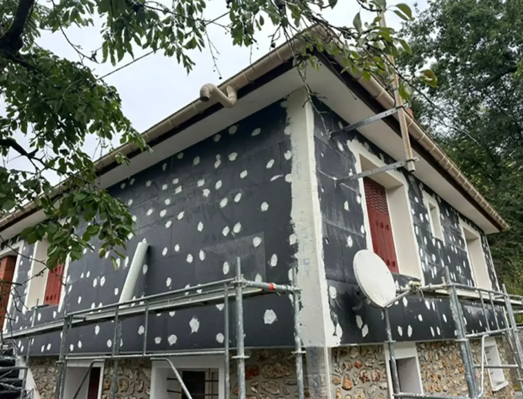 Plaque isolante ITE pos&eacute;e sur maison - Isolex